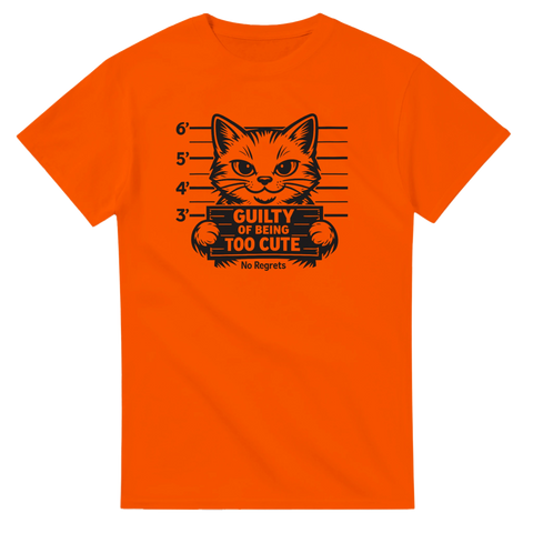 Katt i mugshot med texten "Guilty of Being Too Cute" på orange t-shirt.
