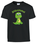 Tecknad grön babysaurus med stora ögon och text "BABYSAURUS" på svart barntröja.