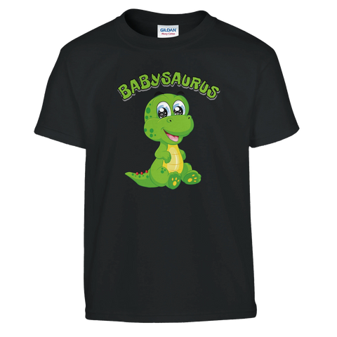 Tecknad grön babysaurus med stora ögon och text "BABYSAURUS" på svart barntröja.