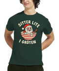 Modell i mörkgrön t-shirt med en tomte i julgröt och texten ”Sitter lite i gröten”.