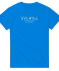 Sverige VM 2026 texttryck med linje på blå t-shirt.