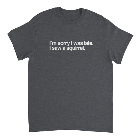 Grå T-shirt med text Sorry I was late I saw a squirrel