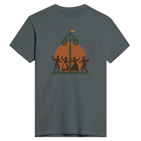 Midsommarstång med dansande folk och orange sol på grå figursydd t-shirt.
