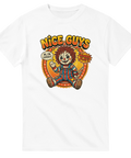 Chucky-inspirerad docka med kniv, text "Nice Guys Wanna Play", vit t-shirt.