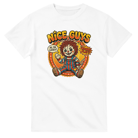 Chucky-inspirerad docka med kniv, text "Nice Guys Wanna Play", vit t-shirt.
