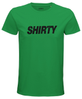 Svart "SHIRTY" logotyp med sliten effekt på grön herr t-shirt, streetwear stil.