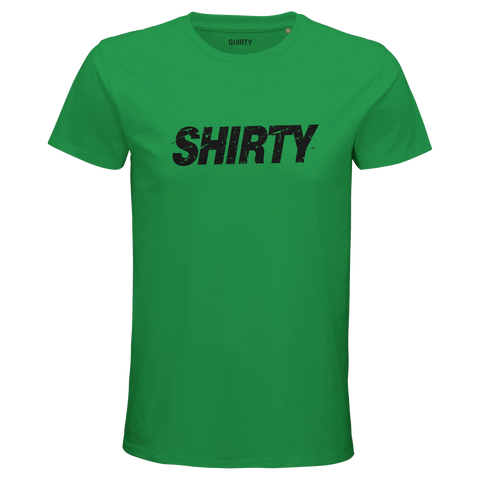 Svart "SHIRTY" logotyp med sliten effekt på grön herr t-shirt, streetwear stil.