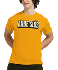 Satiriskt "ARBETSLÖS"-tryck i retro 3D-stil på gul t-shirt, buren av man med mörkt hår.