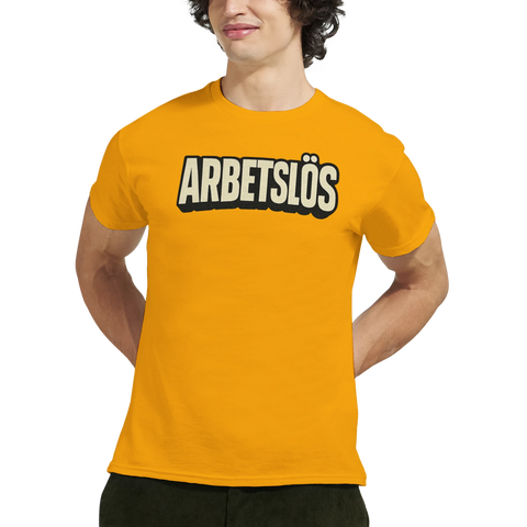 Satiriskt "ARBETSLÖS"-tryck i retro 3D-stil på gul t-shirt, buren av man med mörkt hår.