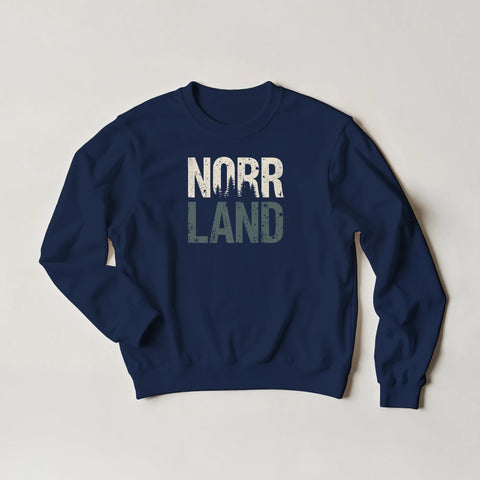 Norrland-tryck med skogssiluett på marinblå sweatshirt, vintage-stil.
