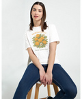 Kvinna i vit t-shirt med grafiskt hjortronmotiv och texten Hjortrongull