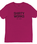 Svart "SHIRTY WORKS EST. 2025" logotyp på mörklila triblend t-shirt.