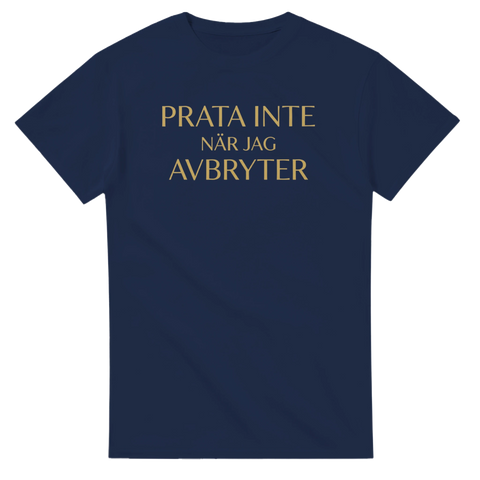 Rolig t-shirt med texten Prata inte när jag avbryter i guld