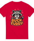 Tvättbjörn med tummen upp och texten "BUCK FUDDY" på röd t-shirt.