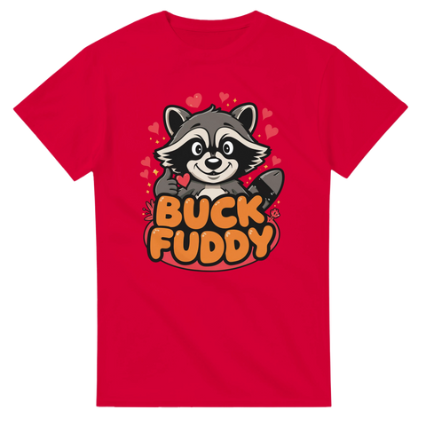 Tvättbjörn med tummen upp och texten "BUCK FUDDY" på röd t-shirt.