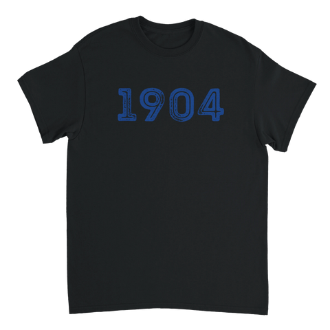 Svart t-shirt med slitet grafiskt tryck av siffrorna 1904