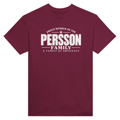 Vinröd t-shirt med texten Persson – A Family of Originals