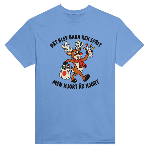 Blå t-shirt med en hjort, flaska och texten ”Det blev bara ren sprit – men hjort är hjort”.