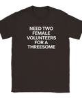 Texten "NEED TWO FEMALE VOLUNTEERS FOR A THREESOME" i vitt på en mörkbrun t-shirt.