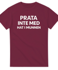 Textbaserat tryck med budskapet Prata inte med hat i munnen – vinröd t-shirt