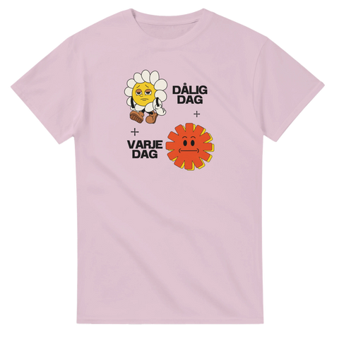 Satiriskt tryck "Dålig dag + Varje dag" med ledsen blomma och sur sol på ljusrosa t-shirt.