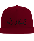 Woke" text i svart brodyr på vinröd snapback-keps.