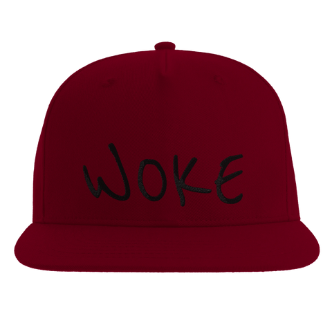 Woke" text i svart brodyr på vinröd snapback-keps.