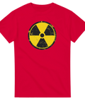 Klassisk radioaktiv symbol med grunge-effekt på en röd t-shirt