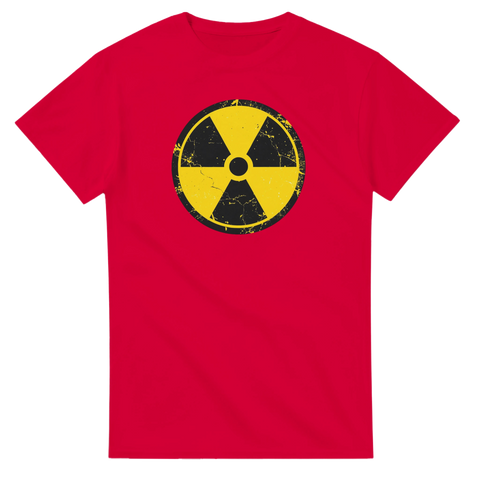 Klassisk radioaktiv symbol med grunge-effekt på en röd t-shirt