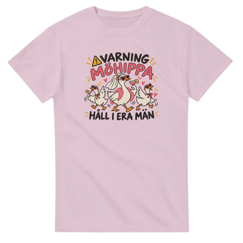 T-shirt med tre festglada gäss och texten Varning möhippa – Håll i era män