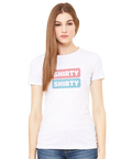Kvinna i vit figurnära t-shirt med grafiskt pastellfärgade block