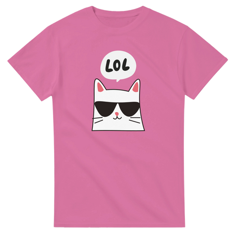 Tecknad vit katt med solglasögon och "LOL" i pratbubbla på rosa t-shirt.