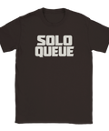 Solo Queue" texttryck i vitt på en mörkbrun t-shirt med rund hals, retro gaming-stil.