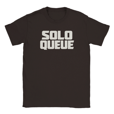 Solo Queue" texttryck i vitt på en mörkbrun t-shirt med rund hals, retro gaming-stil.