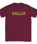 Illustrerad salladsdesign med grönsaker tryckt på en vinröd t-shirt