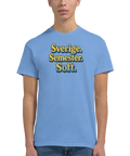 Sverige. Semester. Soft. retro-tryck i gult och grönt på ljusblå t-shirt.