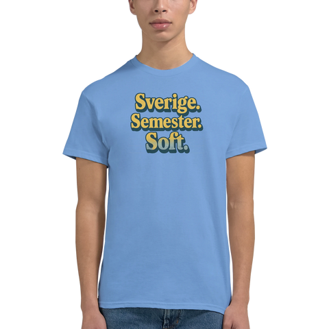 Sverige. Semester. Soft. retro-tryck i gult och grönt på ljusblå t-shirt.