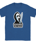 Scream-mask med kniv & text "REMEMBER THE RULES" på blå t-shirt.