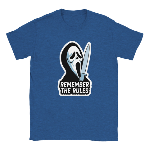 Scream-mask med kniv & text "REMEMBER THE RULES" på blå t-shirt.