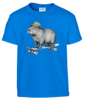 Blå barn-t-shirt med en kapybara i grön mössa på skateboard.