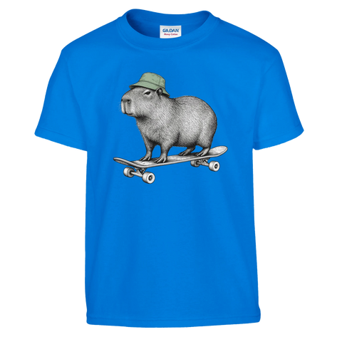 Blå barn-t-shirt med en kapybara i grön mössa på skateboard.