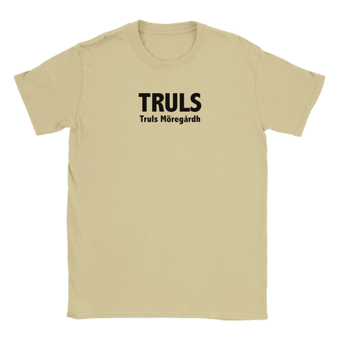 Truls Möregårdh text i svart på sandfärgad t-shirt.