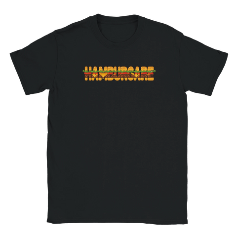 Humoristisk t-shirt med hamburgardesign och lager av ingredienser på svart tyg