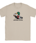 Illustration av oberörd gräsand med whiskeyglas på sandfärgad t-shirt