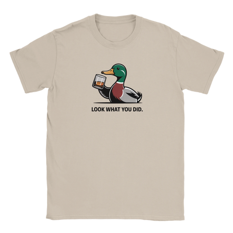 Illustration av oberörd gräsand med whiskeyglas på sandfärgad t-shirt