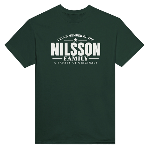Mörkgrön t-shirt med texten Nilsson – A Family of Originals