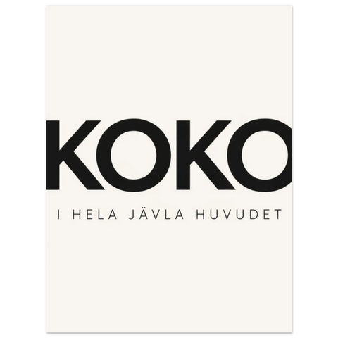 KOKO I HELA JÄVLA HUVUDET text i svart på vit poster.