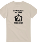 Satirisk illustration av en julkrubba med texten Spoiler Alert Han Dör på en sandfärgad t-shirt