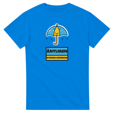 Tecknad glad paraply med regndroppar och text "ÄNTLIGEN SVENSK SOMMAR" på blå t-shirt.