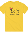 Gul t-shirt med lekfullt motiv av en fredsduva och ett rödvinsglas